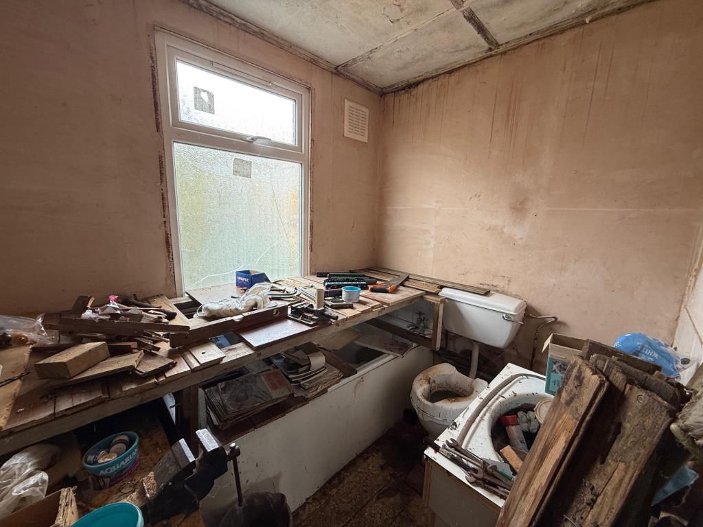 Lot: 137 - VACANT DETACHED CHALET FOR IMPROVEMENT -